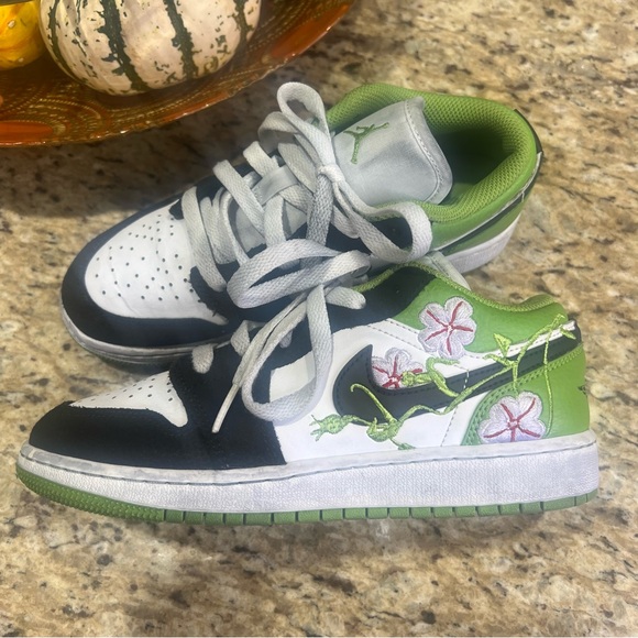 Jordan Other - Nike Air Jordan 1 Low SE 'Overgrown Vines' White Black Altitude Green 4Youth